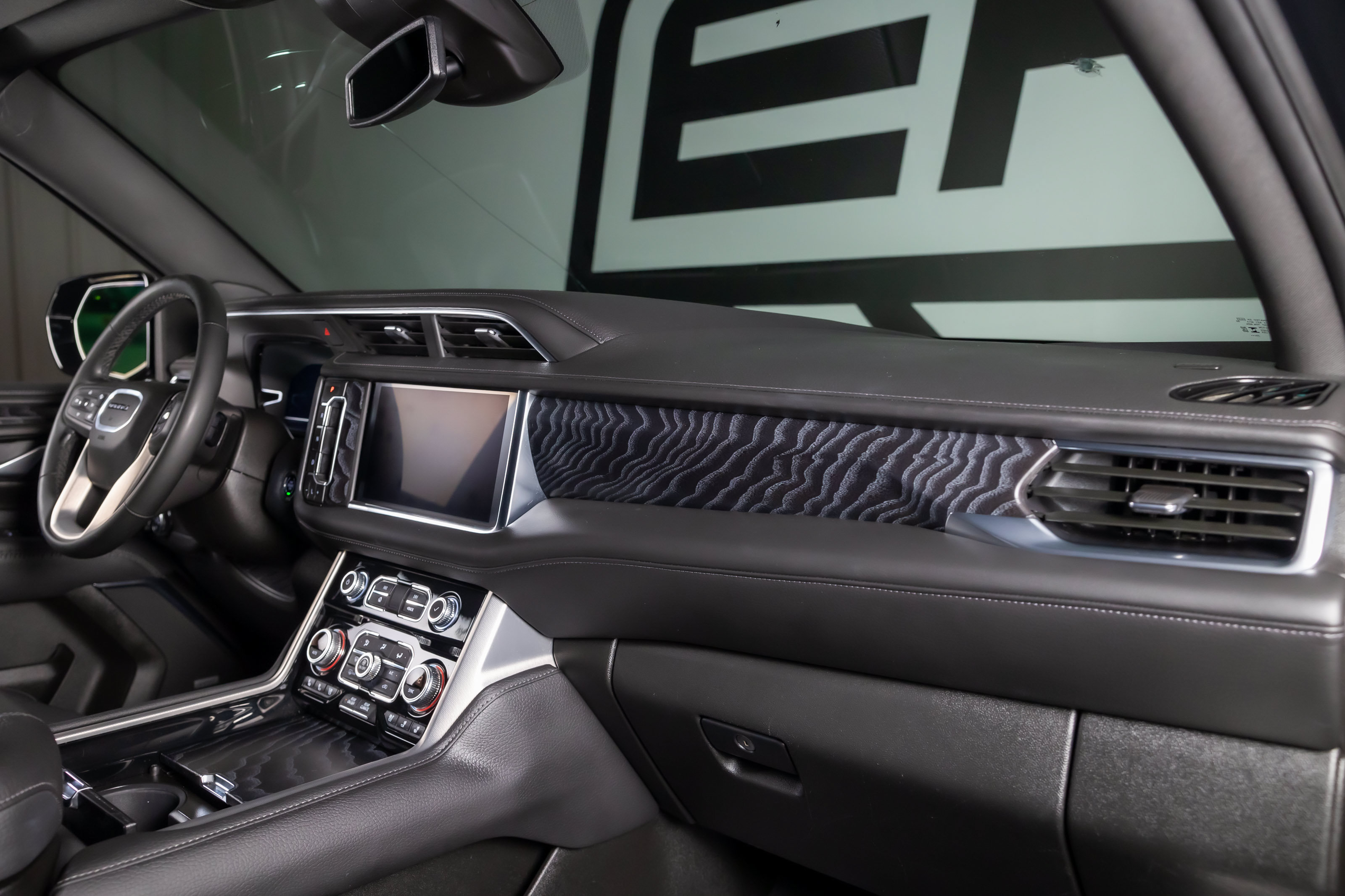 Used 2023 GMC Yukon XL Denali AWD/4WD image 28