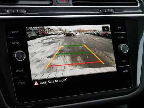 Certified 2024 Volkswagen Tiguan SE image 32