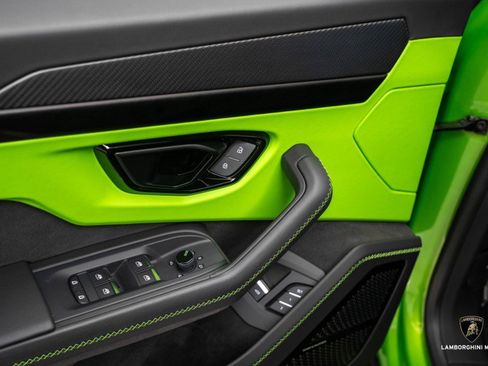 Used 2025 Lamborghini Urus SE image 27