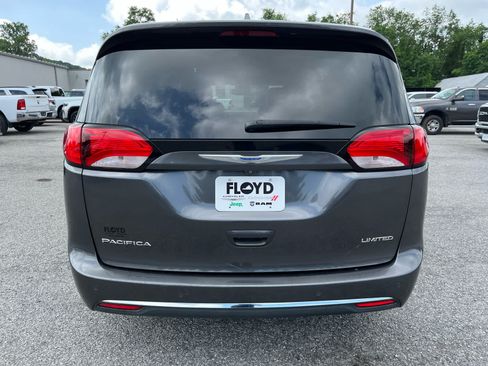 Used 2018 Chrysler Pacifica Limited w/ Tire & Wheel Group FWD image 4