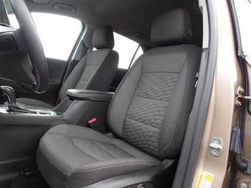 Used 2019 Chevrolet Equinox LT w/ Driver Convenience Package image 11