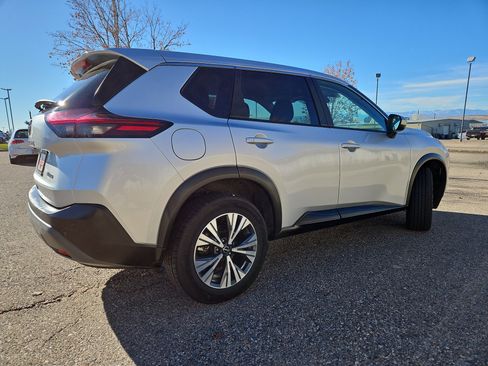 Used 2023 Nissan Rogue SV image 3