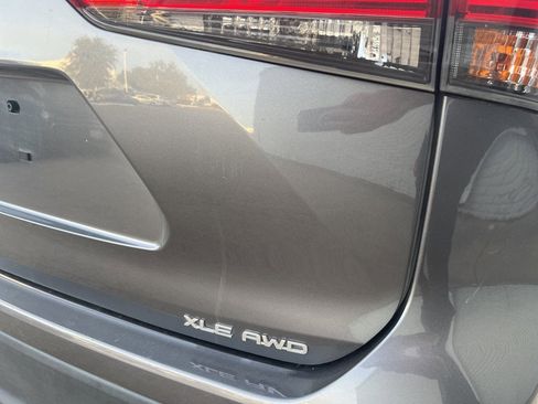 Used 2023 Toyota Highlander XLE image 7