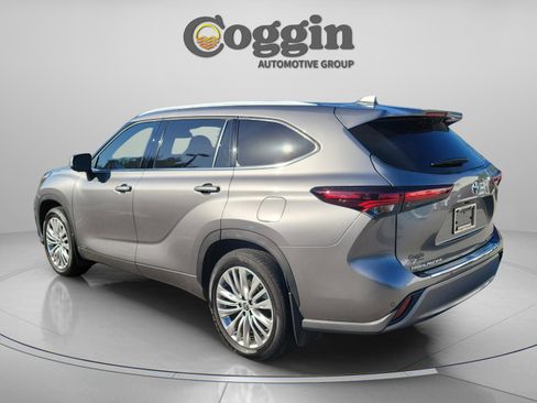 Certified 2025 Toyota Highlander Platinum AWD/4WD image 3