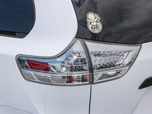 Used 2020 Toyota Sienna SE w/ Nightshade Edition FWD image 11