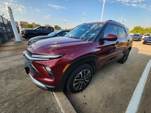 Used 2025 Chevrolet TrailBlazer LT w/ Driver Confidence Package FWD image 2