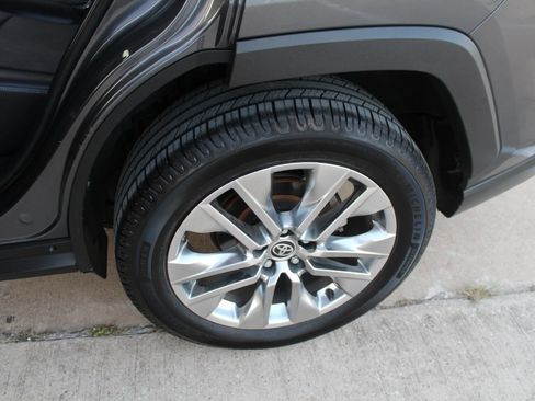 Used 2020 Toyota RAV4 XLE Premium FWD image 22