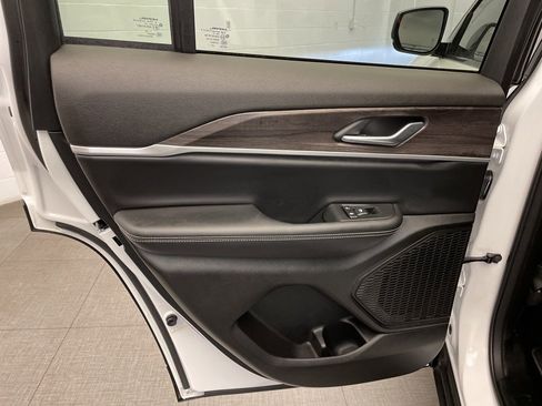 Certified 2025 Jeep Grand Cherokee Limited image 23