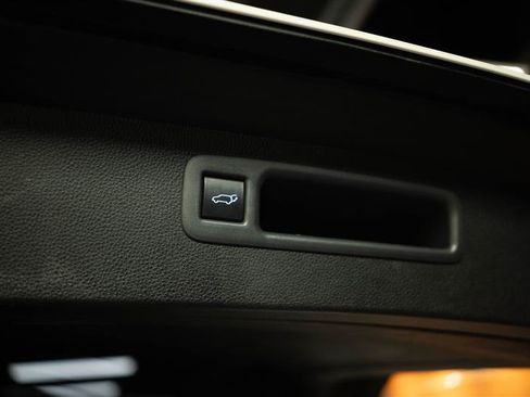 Used 2021 Toyota Highlander LE AWD/4WD image 8