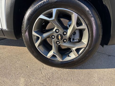 Used 2025 Chevrolet Trax LT image 28