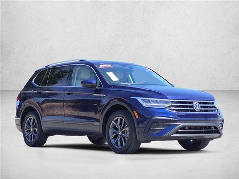Used 2023 Volkswagen Tiguan SE FWD image 3