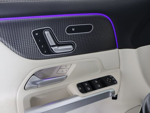 Used 2022 Mercedes-Benz EQB 300 4MATIC image 20