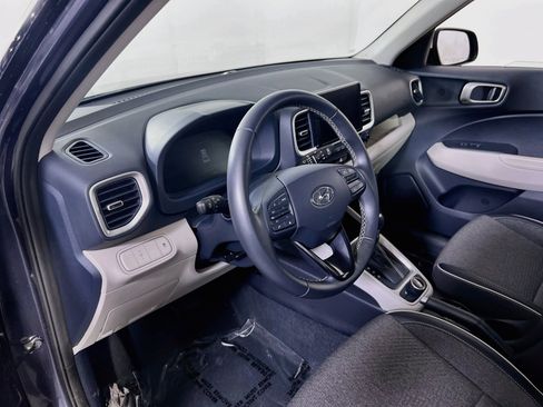 Used 2023 Hyundai Venue Limited image 9