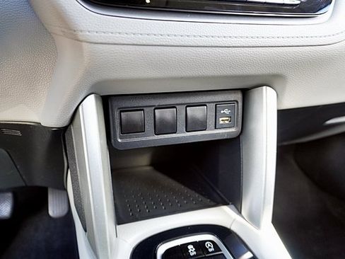 Used 2022 Toyota Corolla Cross L image 29