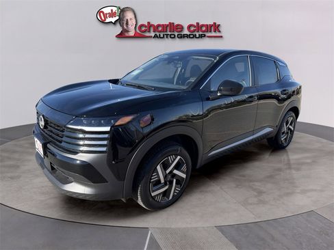 Used 2025 Nissan Kicks SV image 1