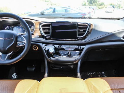 Used 2022 Chrysler Pacifica Pinnacle FWD image 13