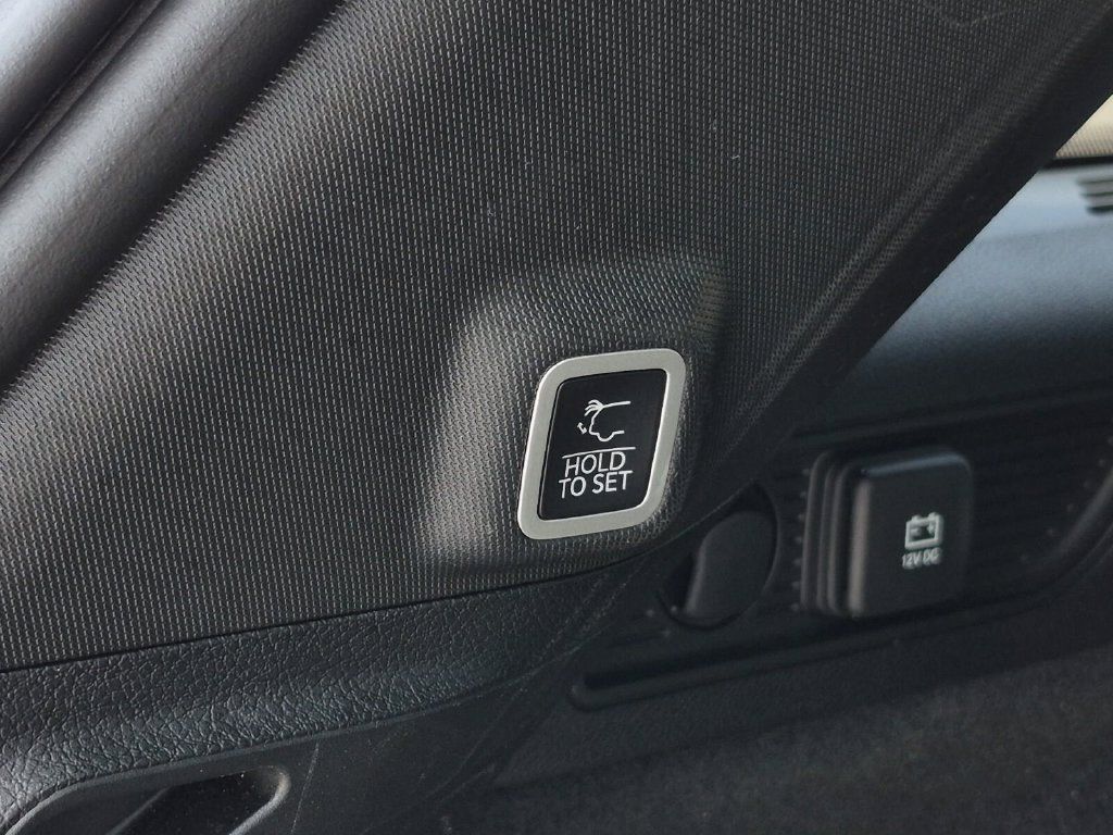 Used 2023 Jeep Grand Cherokee Overland w/ Luxury Tech Group IV AWD/4WD image 9