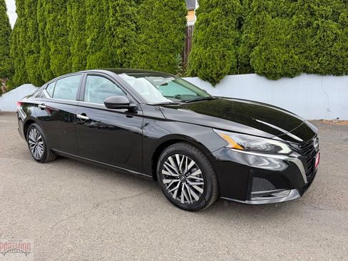 Used 2025 Nissan Altima 2.5 SV FWD image 1