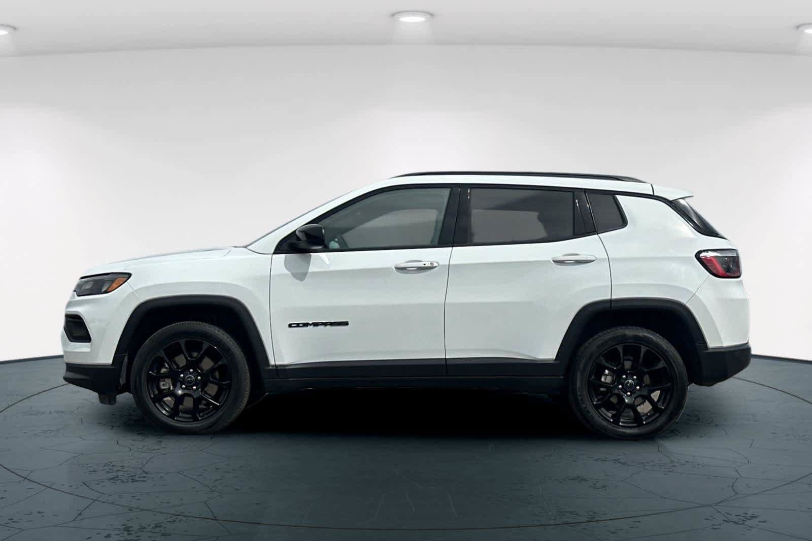 Used 2025 Jeep Compass Latitude w/ Convenience Group AWD/4WD image 9