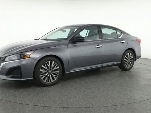Used 2025 Nissan Altima 2.5 SV image 3