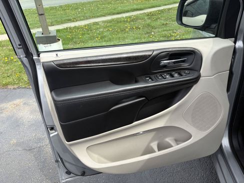 Used 2020 Dodge Grand Caravan SE FWD image 3