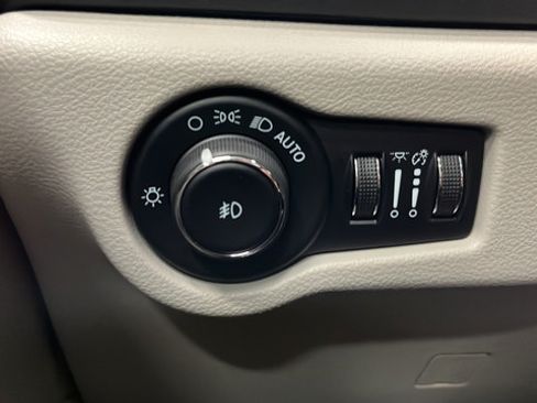 Used 2024 Chrysler Pacifica Touring-L FWD image 33