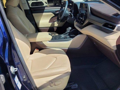 Certified 2021 Toyota Highlander XLE image 13