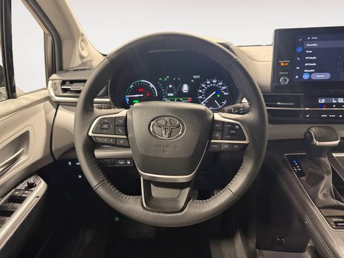 Used 2025 Toyota Sienna XLE w/ XLE Plus Package image 13