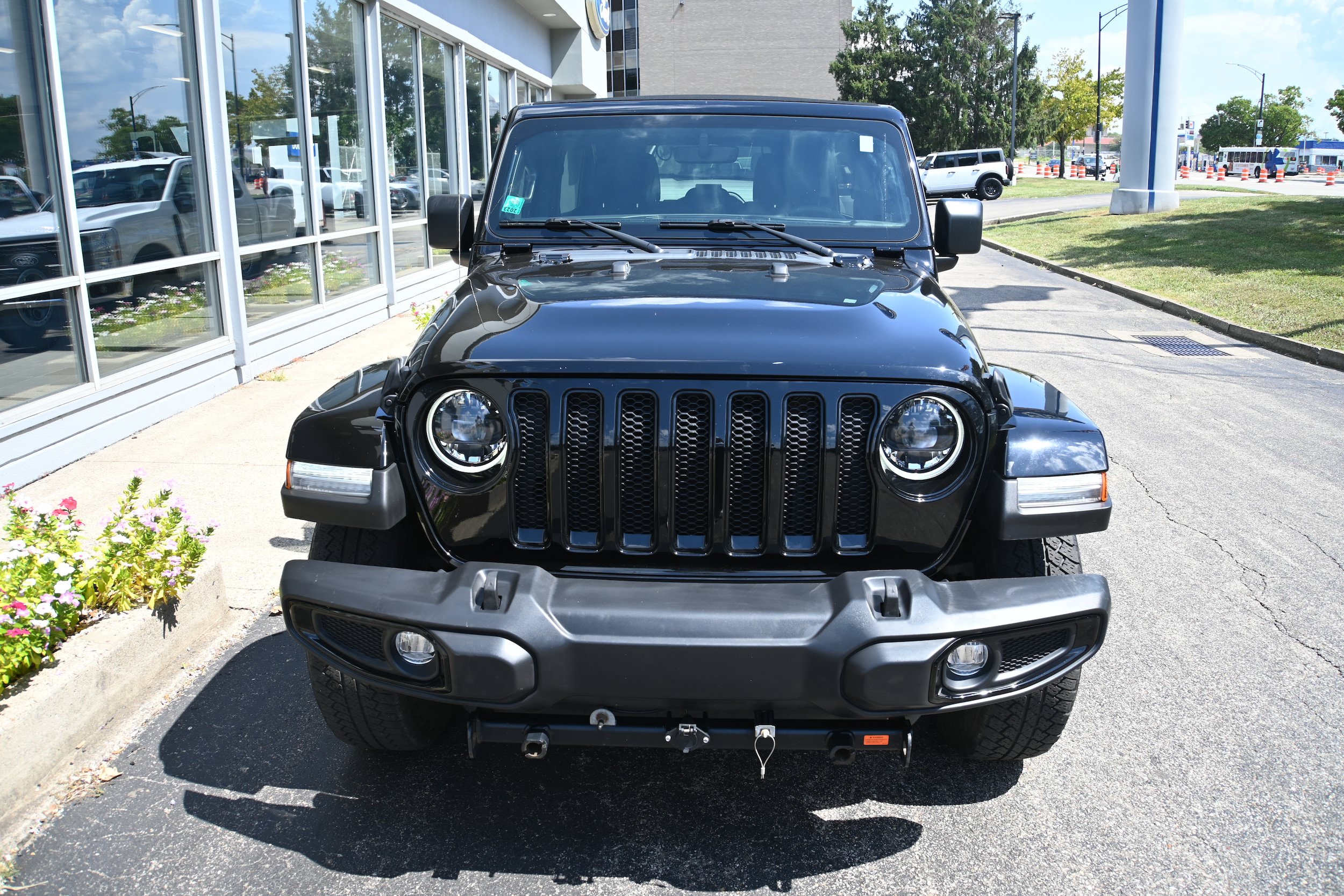 Used 2023 Jeep Wrangler Unlimited Sahara AWD/4WD image 3