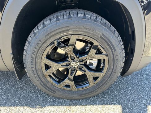 Certified 2025 Volkswagen Atlas Peak Edition SE image 25