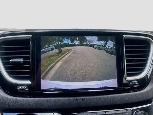 Used 2023 Chrysler Pacifica Touring-L FWD image 10