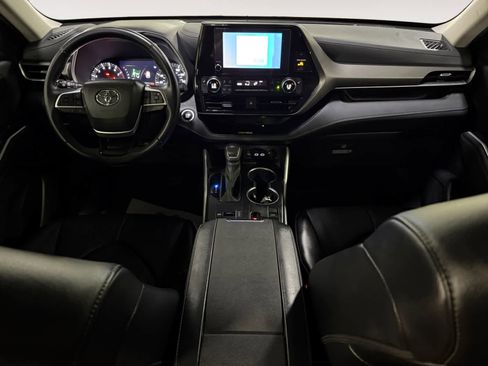 Used 2024 Toyota Highlander XLE FWD image 14