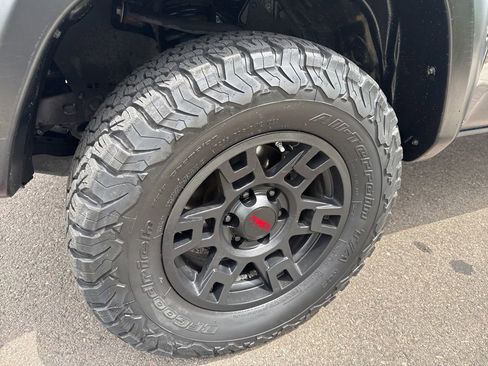 Used 2020 Toyota Tacoma TRD Off-Road w/ Advanced Technology Package AWD/4WD image 11
