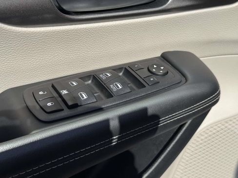 Used 2023 Chrysler Pacifica Touring-L FWD image 18