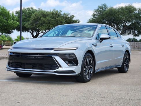 Used 2025 Hyundai Sonata SEL FWD image 2