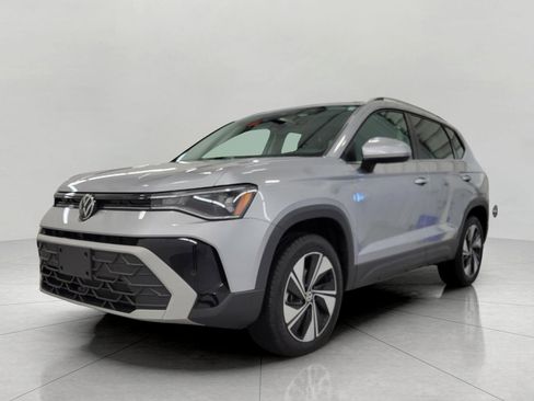 Used 2025 Volkswagen Taos SE AWD/4WD image 13