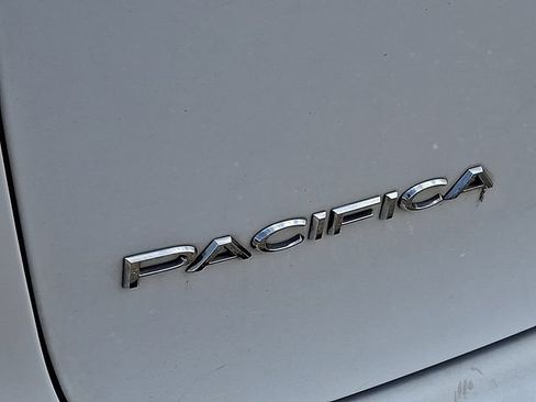 Used 2018 Chrysler Pacifica Touring-L FWD image 30