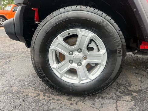 Certified 2019 Jeep Wrangler Sport AWD/4WD image 9