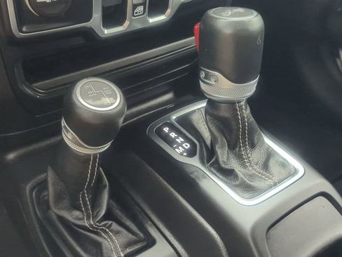Used 2022 Jeep Wrangler Unlimited Sahara w/ Cold Weather Group AWD/4WD image 18