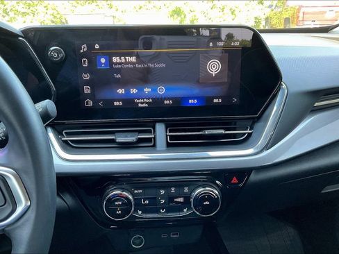 Used 2025 Chevrolet Trax ACTIV FWD image 21