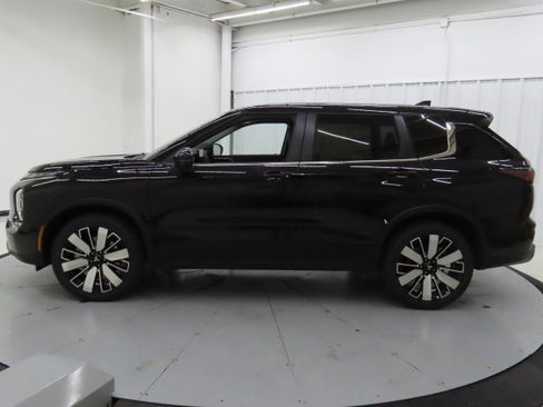 New 2025 Mitsubishi Outlander SE image 6