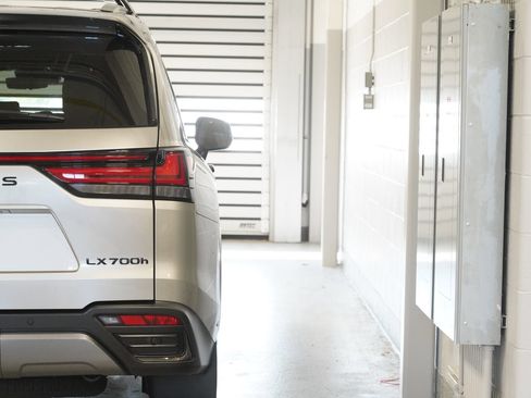 Used 2025 Lexus LX 700h Luxury w/ Appearance Package AWD/4WD image 10
