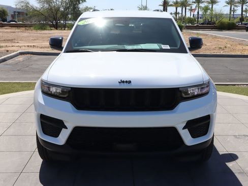 Used 2025 Jeep Grand Cherokee Altitude image 2