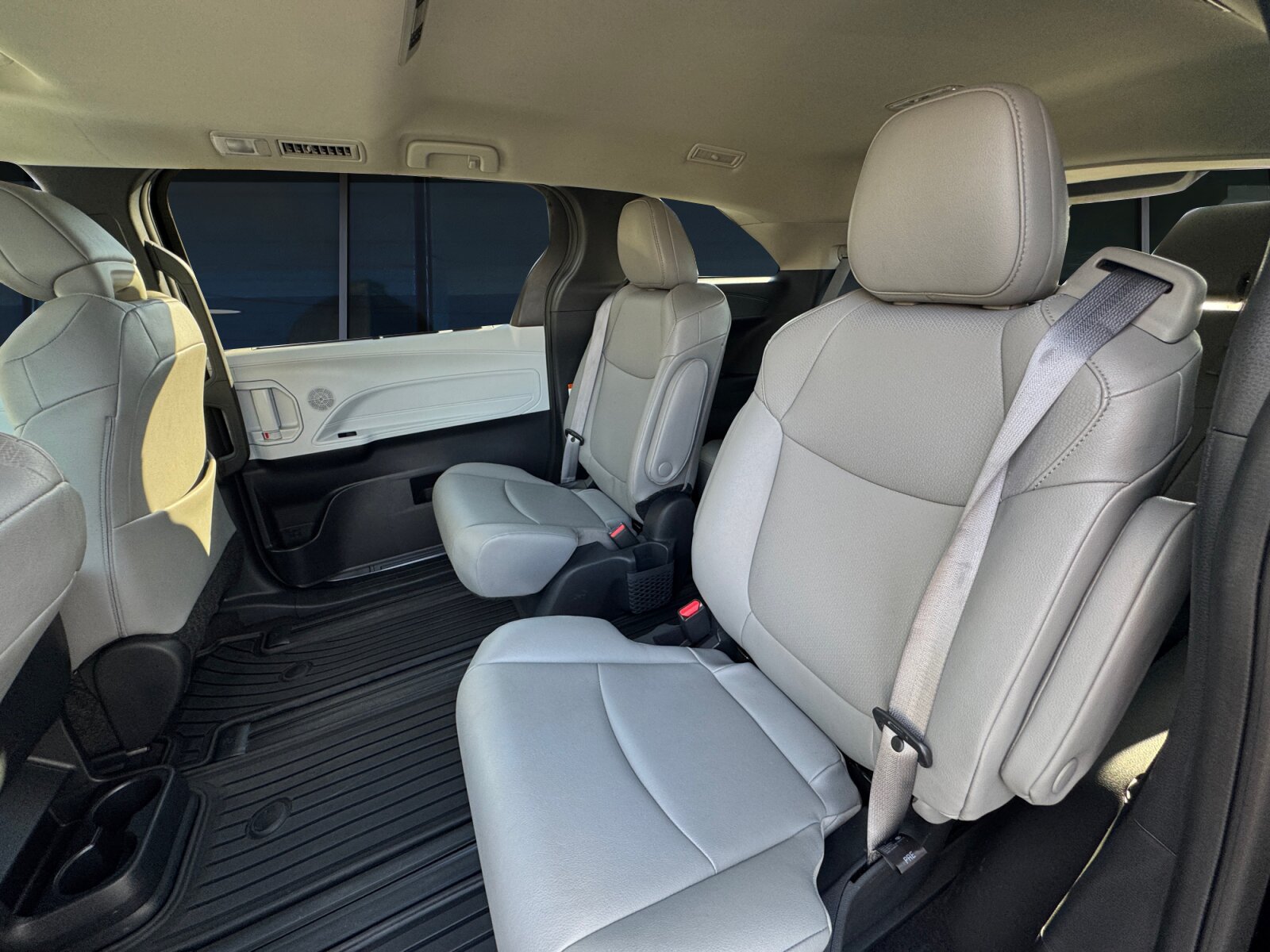 Used 2025 Toyota Sienna XLE AWD/4WD image 16
