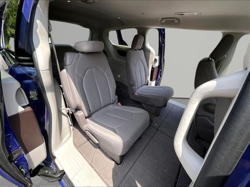 Used 2019 Chrysler Pacifica Touring Plus FWD image 25
