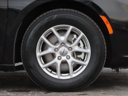 Certified 2024 Chrysler Pacifica Touring-L image 12