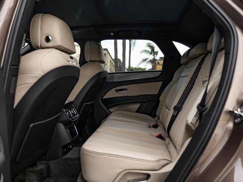 Used 2022 Bentley Bentayga image 29