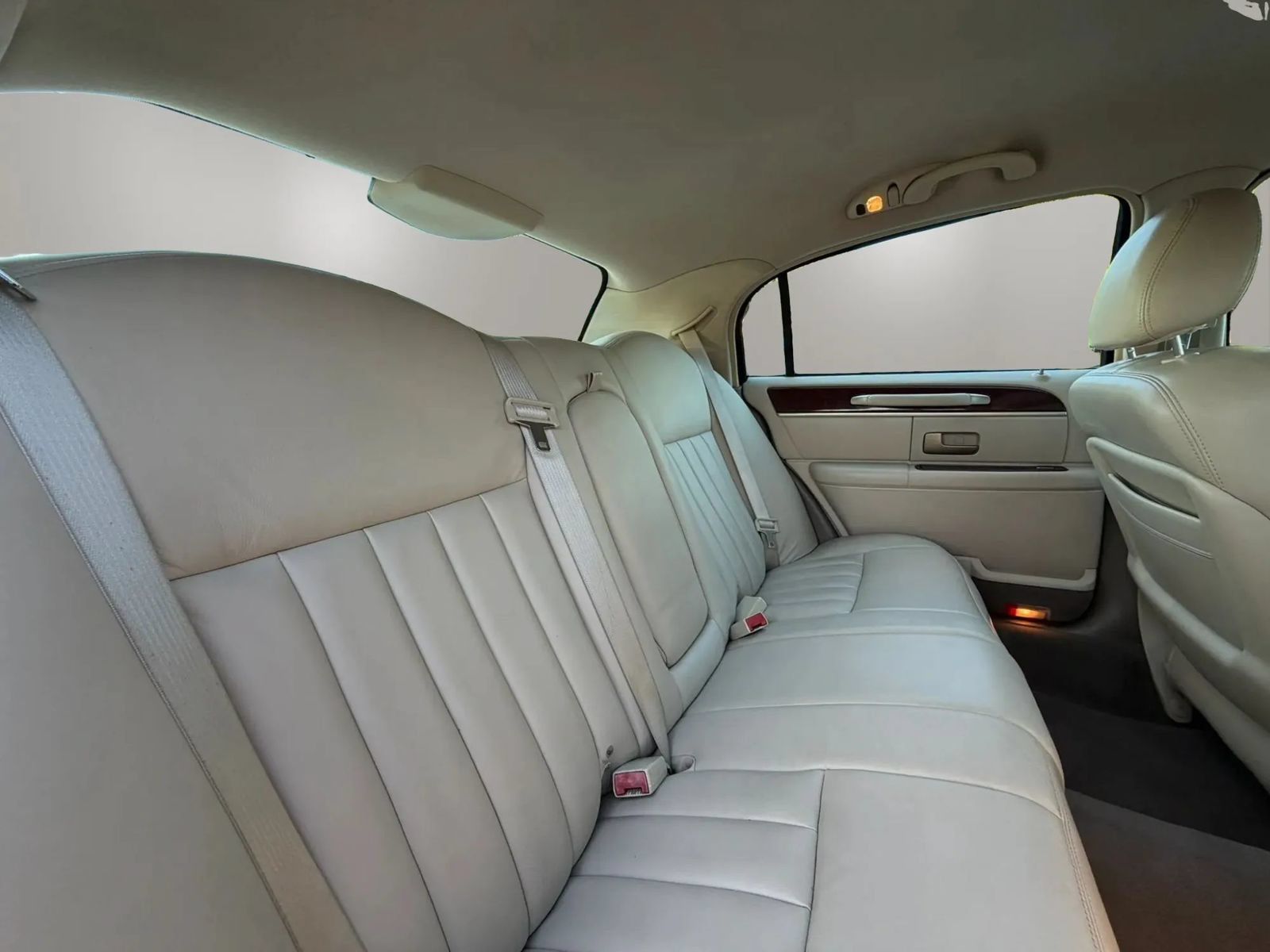 Used 2003 Lincoln Town Car Executive RWD image 31