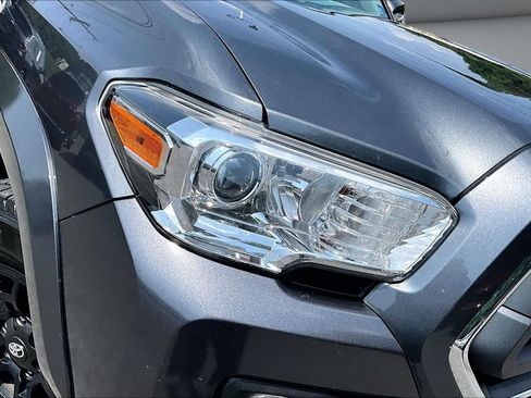 Used 2021 Toyota Tacoma SR5 AWD/4WD image 33
