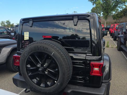 Used 2025 Jeep Wrangler Unlimited Sahara w/ Safety Group AWD/4WD image 4